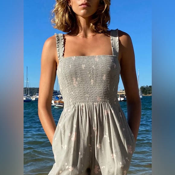 Aritzia Pants - Wilfred
Chianti Jumpsuit - Sage Frost/Heirlm Pink